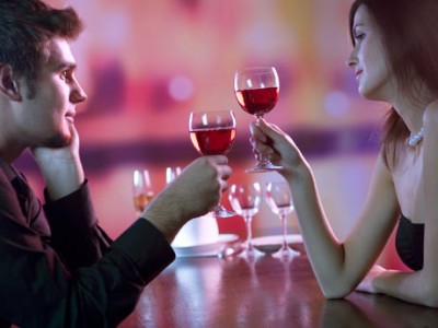 como-se-vestir-para-um-primeiro-encontro como se vestir para um primeiro encontro1 e1318437710962 Diga me como seguras teu copo que te direi quem és!