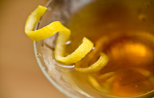 lemon-zest lemon zest1 7 dicas (baratas) para deixar seu coquetel mais requintado