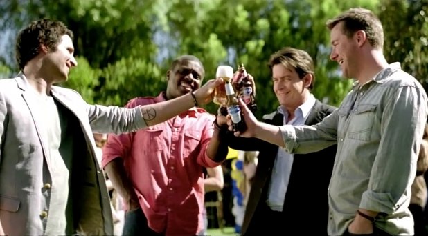 1280-charlie-sheen-bavaria-lemo 1280 charlie sheen bavaria lemo1 Charlie Sheen bebendo cerveja sem álcool?