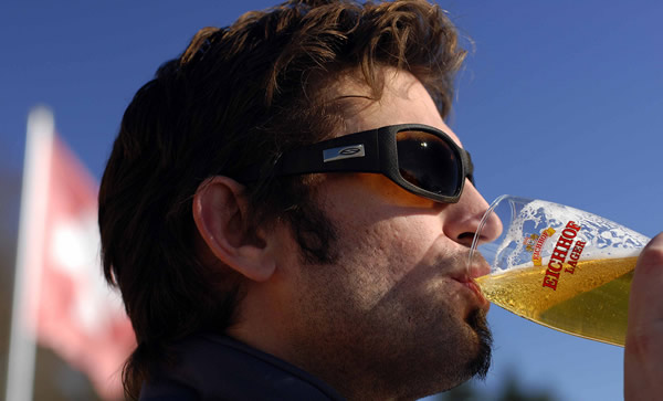 homem-bebendo-cerveja homem bebendo cerveja Ranking aponta brasileiro como um dos que mais bebem cerveja no mundo