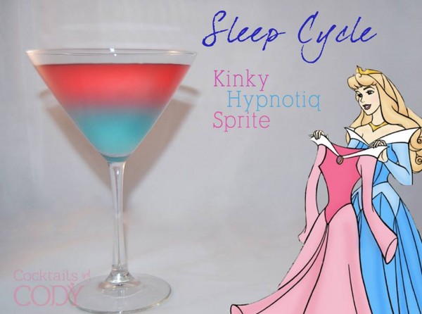 Drink Bela Adormecida: Licor Kinky + Licor Hpnotiq + Soda