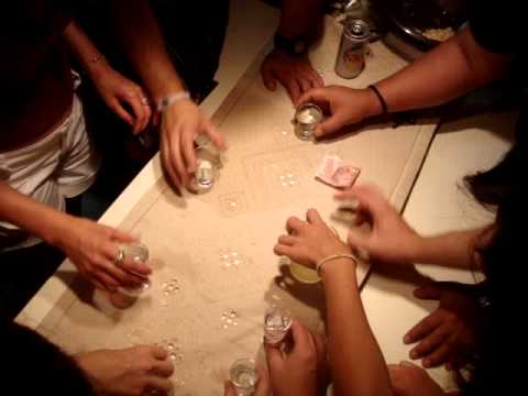 Jogos para beber com amigos: 15 brincadeiras com bebida internacionais