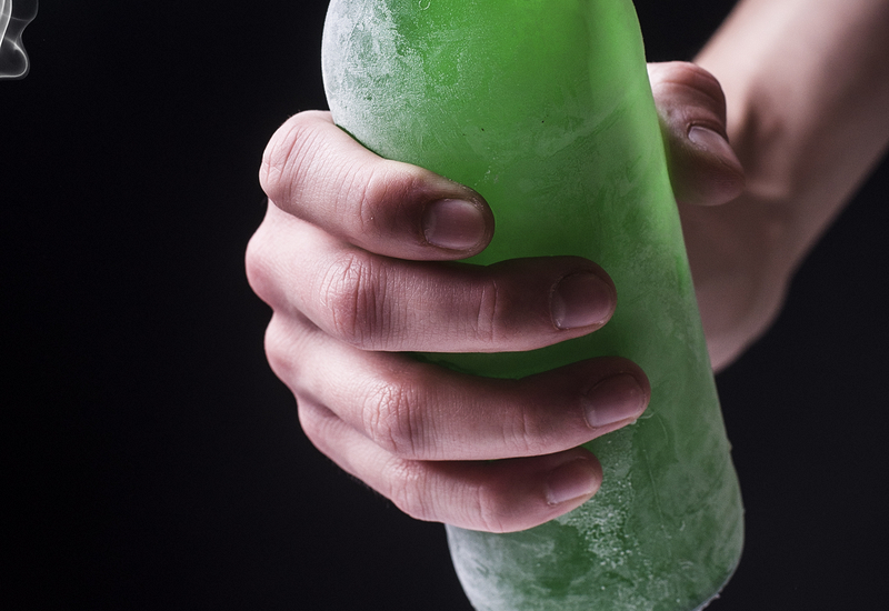 Por que a garrafa estoura no freezer? Pode regelar bebida?